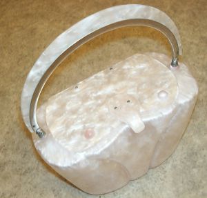 An irredescent 1950s Llewelyn Lucite Hanbag